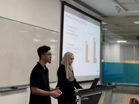 Two cabinet members presenting branch activities at the IEEE Orientation